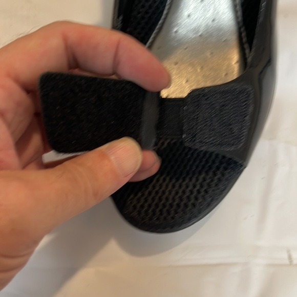 Easy spirit black raised heal with elastic closures  Size 7.5- like new - Picture 3 of 11